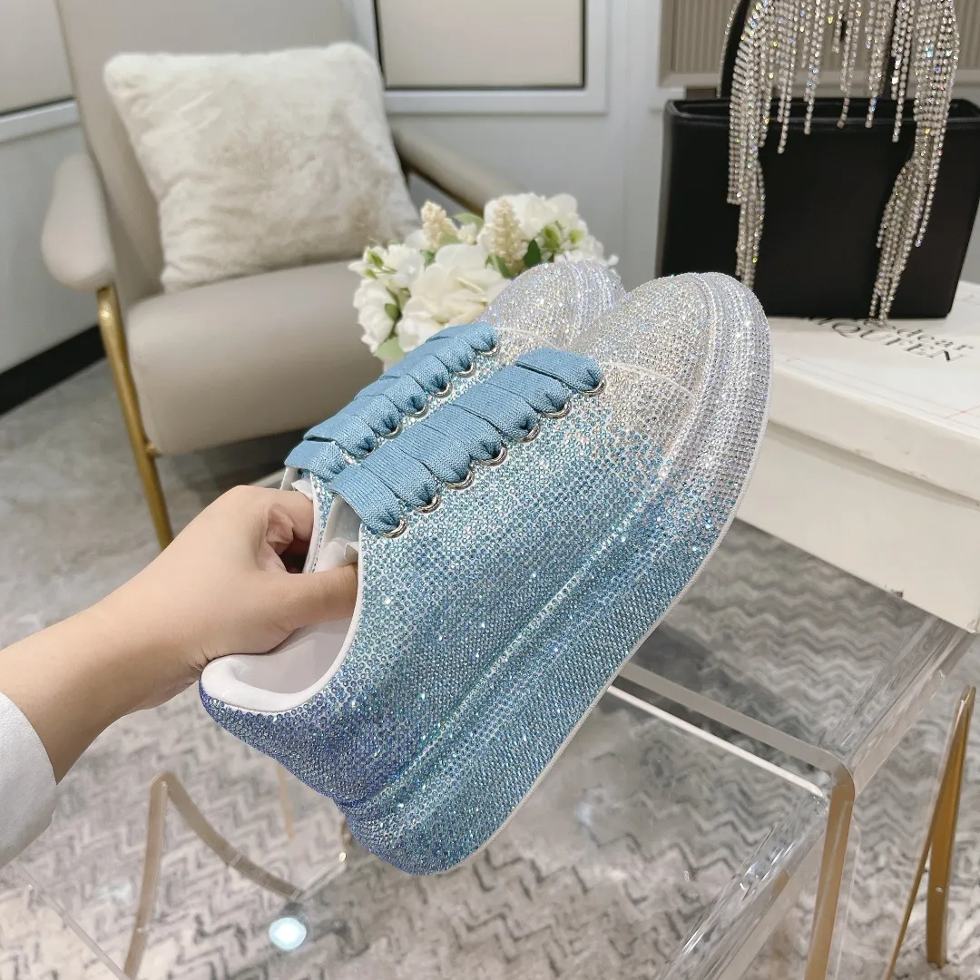 👟👟Ex-factory price 560👟👟 Men's size +10 2025SS McQueen crystal inlaid large and small diamond casual shoes counter original 1:1 production Fabric: imported silk velvet + imported Czech diamonds Lining: sheepskin lining Code number: 35-41 Male 39/44